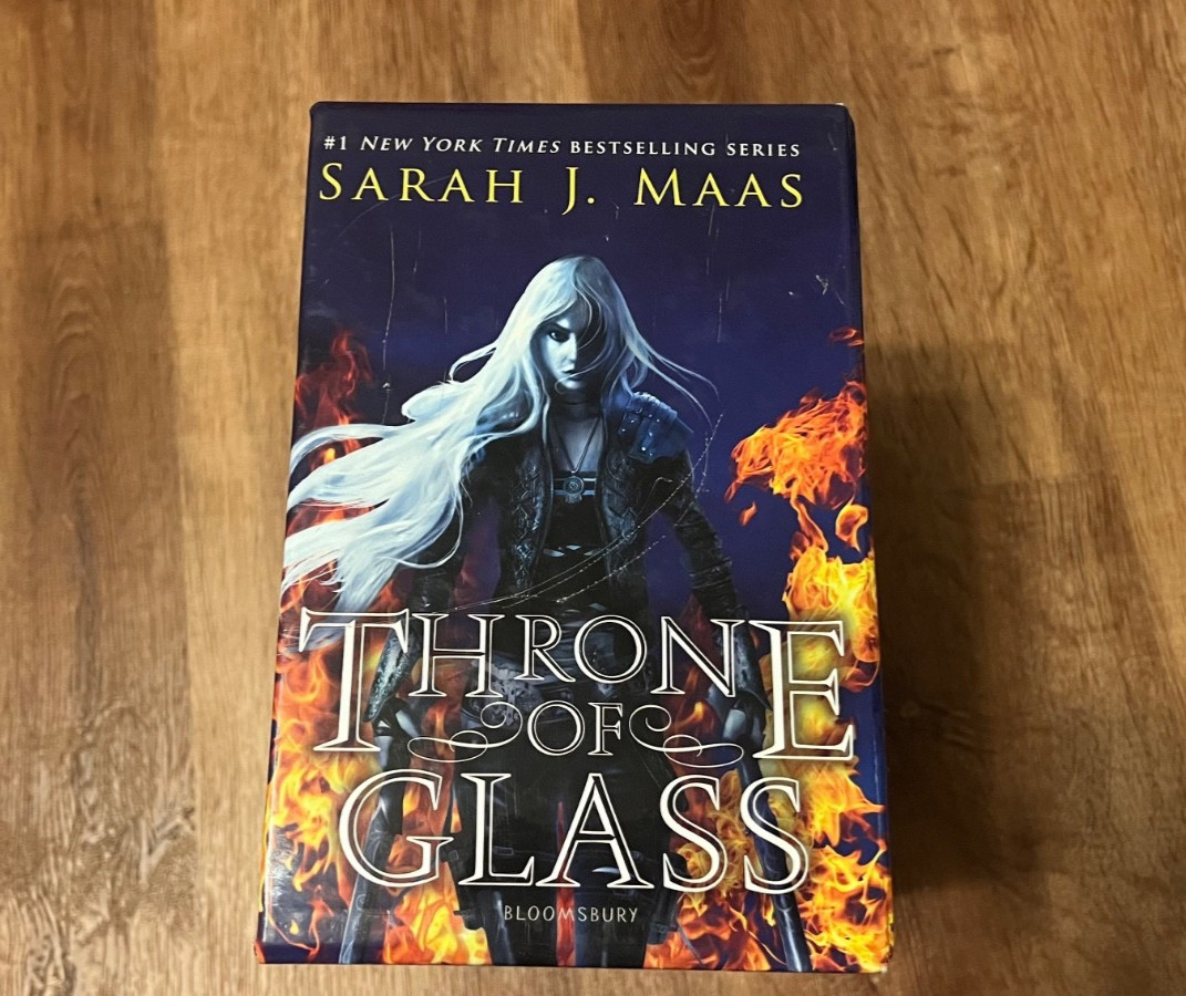 Throne of Glass Series – Sarah J. Maas Paperback Original Cover Box Set W/Poster