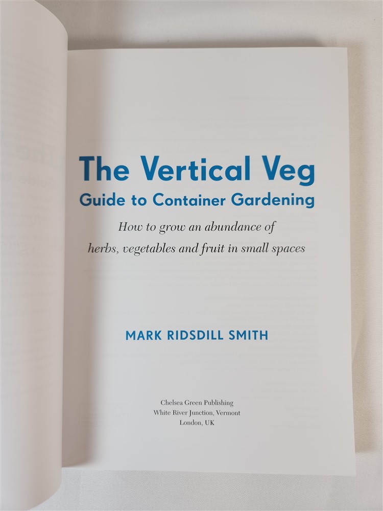 The Vertical Veg: Guide To Container Gardening By Mark Ridsdill Smith 2022 PB
