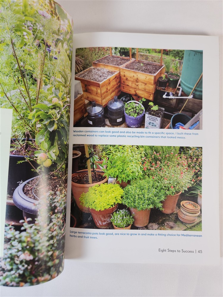 The Vertical Veg: Guide To Container Gardening By Mark Ridsdill Smith 2022 PB